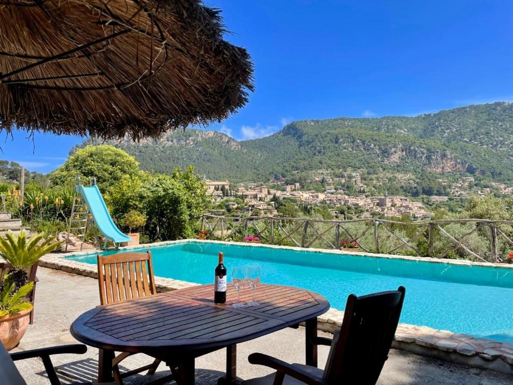 Fabulous Rustic Set On Mountain With Unique Views