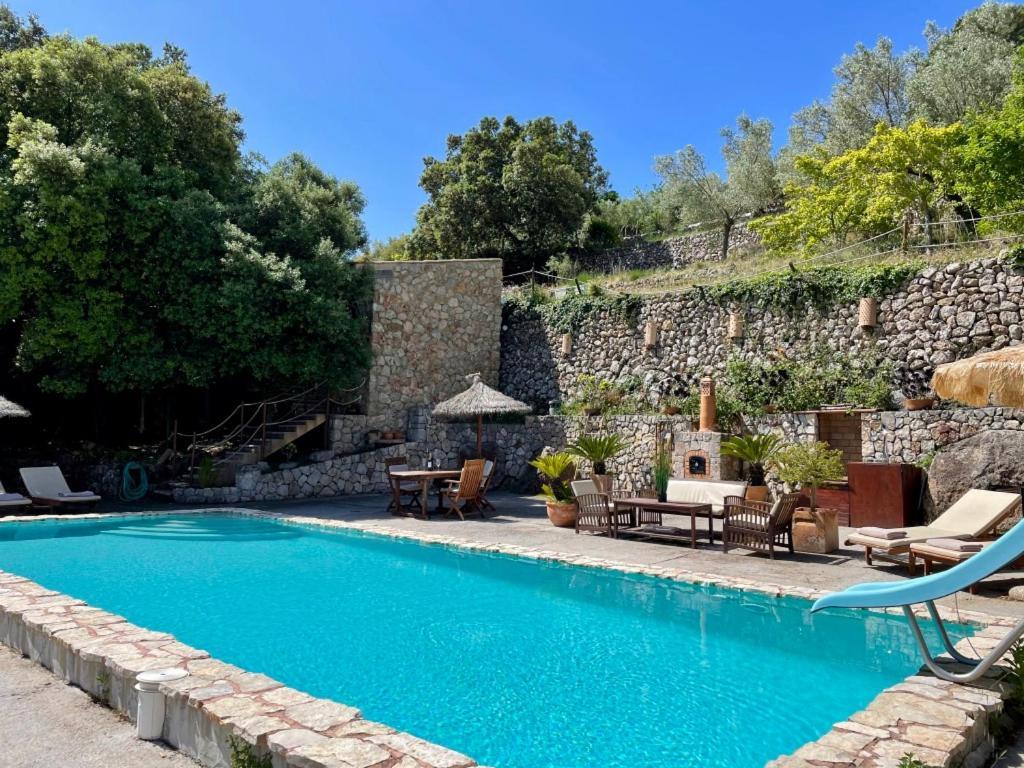 Villa Fabulous Rustic Set On Mountain With Unique Views